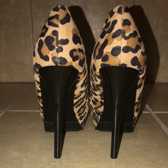 Leopard Pumps Size 7.5 - Picture 3 of 4